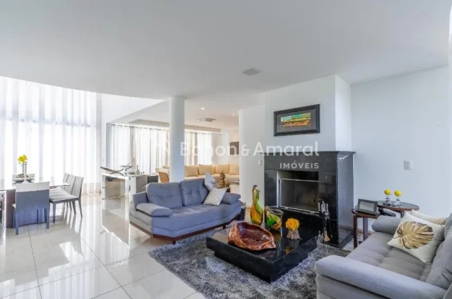 Imagem Aproveite a oportunidade de viver em uma casa encantadora, projetada por um arquiteto de renome, Aqu...