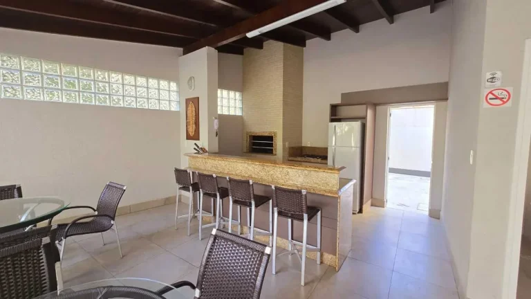 Imagem Apartamento quadra mar com 2 dormitórios sendo 1 suíte e 1 vaga em Balneário Camboriú/SC