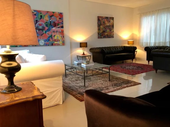 Imagem Luxuosa Casa de Alto Padrão no Jardim Panorâmico, Garopaba-SC: Conforto e Sofisticação!