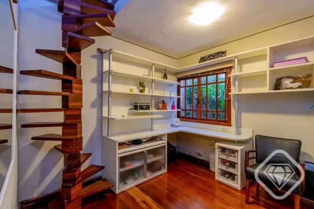Imagem Casa ampla na Tristeza com terreno generoso e duas construções independentes.

Esta propriedade of...