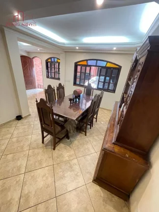 Imagem Casa 200m² - 4 Dorm - 1 Suíte - 2 Vagas