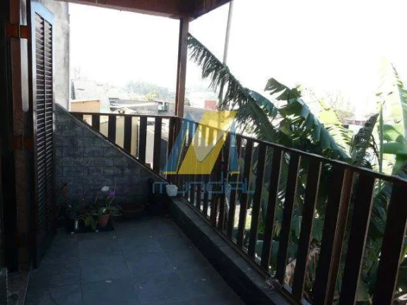 Imagem Descubra o charme atemporal deste sobrado com arquitetura clássica, perfeito para quem valoriza esp...