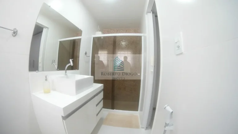 Imagem Venda de casa em São Francisco, Niterói-RJ: 2 quartos, 1 suíte, 2 salas, 3 banheiros, 4 vagas de garagem, 100m². Confira!