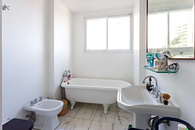 Imagem Apartamento 230M², 3Q, 1 Suíte, 2 Salas, 4 Banheiros, 1 Vaga, Banheira, Lavabo, Ar Condicionado Central, Banheiro de Serviço.