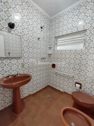 Imagem Casa da frente com 2 dormitórios com armários embutidos, banheiro social, sala com varanda integra...
