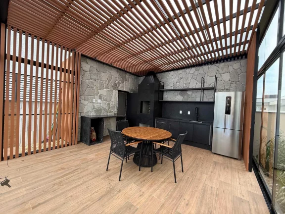 Imagem Casa mobiliada no Condomínio Caledônia com 2 suítes, 2 demi-suites e 4 vagas em Camboriú/SC