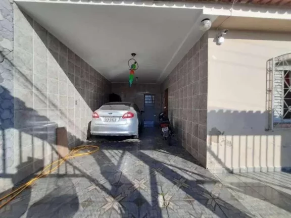 Imagem Charmosa casa de dois andares com câmera de segurança e seis dormitórios em bairro tranquilo de Barbacena/MG