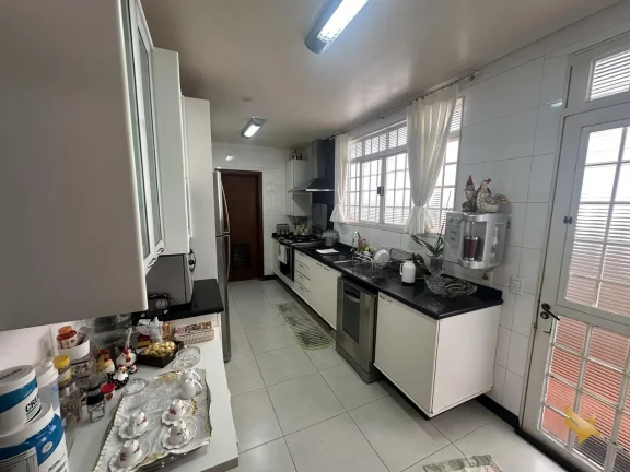 Imagem Casa 361m² em Terreno de 829m² – Campo Grande – 3 Suítes, 6 Banheiros, Energia S
