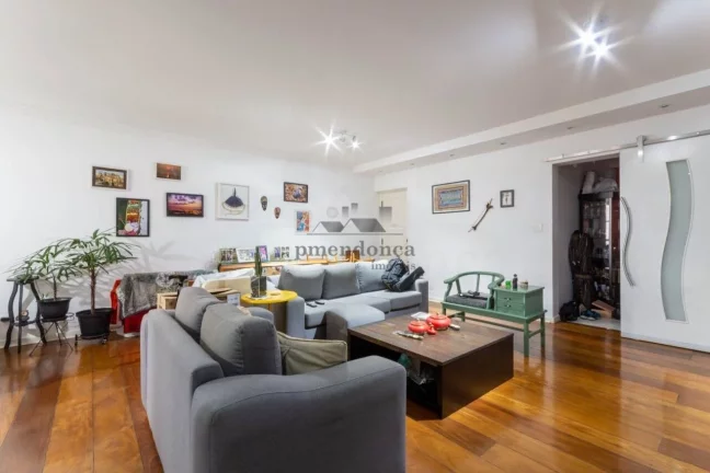 Imagem Apartamento com piso de tábuas largas, reformado e bem iluminado, janelas grandes, dormitórios com...