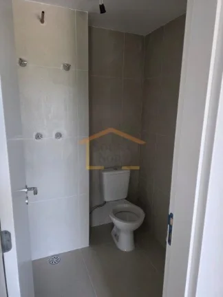 Imagem A planta bem distribuída conta com 3 suítes, 2 salas e uma cozinha integrada, proporcionando ampla...