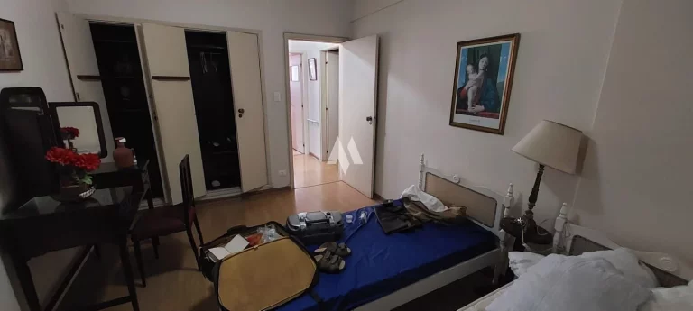 Imagem Apartamento com 228m², quadra da praia do Gonzaga, 3 dormitórios, dependência completa, 1 vaga!