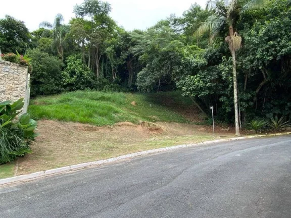 Imagem Excelente lote de 842m² em aclive e com fundo e lateral para área preservad