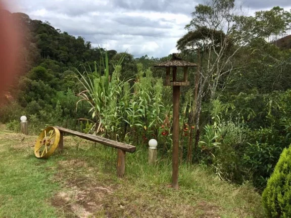 Imagem Sitio com ampla casa térrea com varanda ampla lateral.