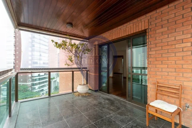Imagem Apartamento de luxo em Moema: 3 quartos, 3 suítes, 2 salas, 5 banheiros, 4 vagas de garagem e 325m² de área. Aproveite!