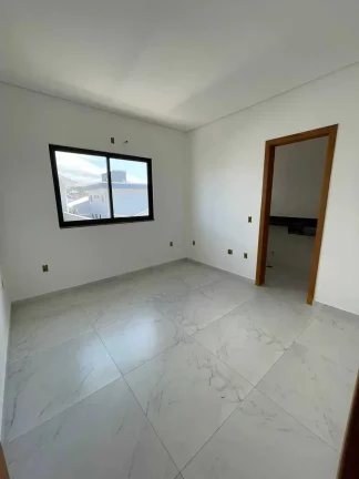 Imagem Sobrado com 2 suítes e 2 vagas de garagem – Loteamento Bela Vista | Palhoça/SC