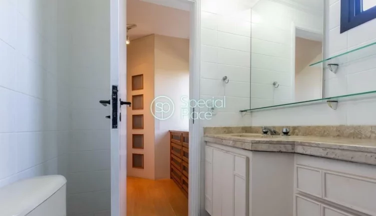 Imagem Amplo apartamento à venda com 3 quartos, sendo 3 suítes, e 4 banheiros no total. Este apartamento ...