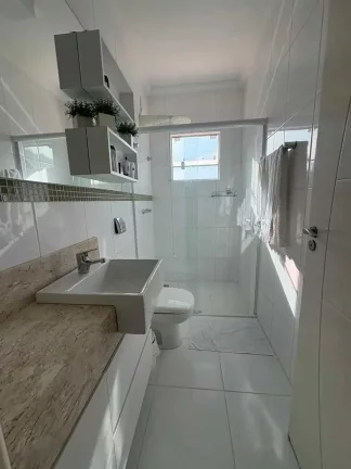 Imagem Casa ampla com 3 dormitórios e 2 vagas de garagem em Jaraguá do Sul/SC
