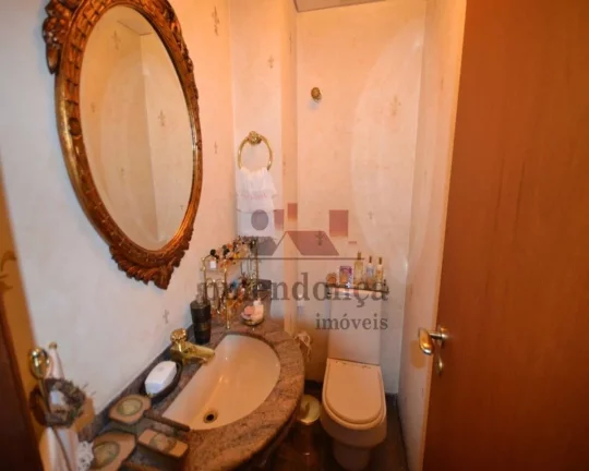 Imagem Apartamento com piso em madeira e armários, living para 03 ambientes, lavabo, 04 dormitórios sendo...