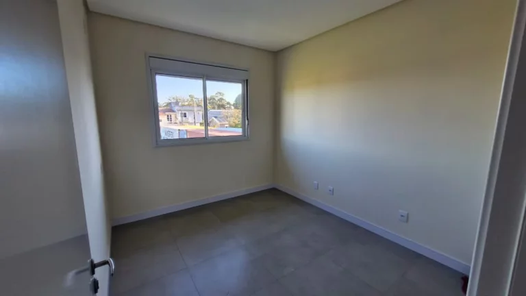 Imagem Apartamento com 2 dormitórios em Garopaba, 1 suíte, semi mobiliado, condomínio com salão de festas. Segurança, pets permitidos e ótima localização.