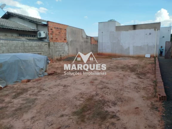 Imagem Terreno de 301m² com Salão Versátil no Jardim das Figueiras