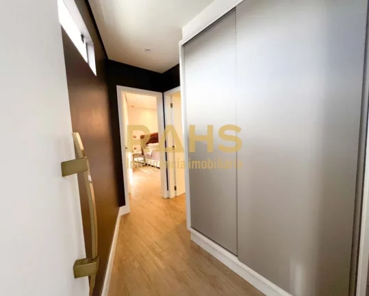 Imagem Para quem busca um bom investimento no bairro Iririu Sobrado possuindo na parte superior : 2 dormitÃ...