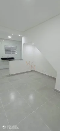 Imagem Casa sobreposta baixa NOVA a venda com 2 dormitórios, garagem, quintal.
