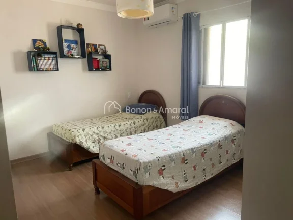 Imagem Casa à venda em condomínio fechado em Valinhos, com três suítes, salas de estar e jantar integra...