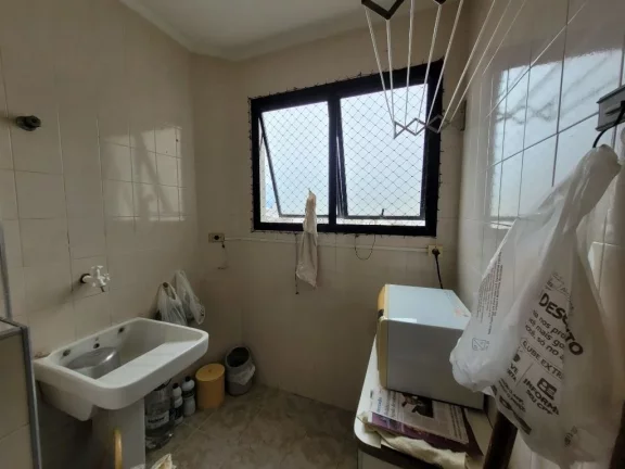 Imagem TOMBO - LOCALIZAÇÃO PRIVILEGIADA, APTO ESPAÇOSO, CLARO E AREJADO, LAZER C/ PISCINA, CHURRASQUEIRA, SALÃO DE FESTAS/JOGOS, GARAGEM NO PRÉDIO.