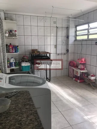 Imagem Vendo super oportunidade na vila inglesa, região do Jardim Alzira. Sobrado de 116m2, com 3 Dormitorios, sendo 1 Suíte, todos com Armários, quatro de empregada, 2 vagas de garagem com luz automática, portão automático, corredor lateral, 2 Caixa d'água de 5