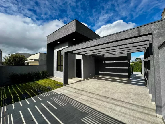 Imagem Casa semi mobiliada com 3 dormitórios sendo 1 suíte e 4 vagas de garagem em São José dos Pinhais