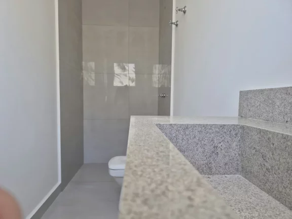 Imagem Casa à venda ou para alugar com 4 quartos, sendo 3 suítes, em Vila Petrópolis, Atibaia - SP