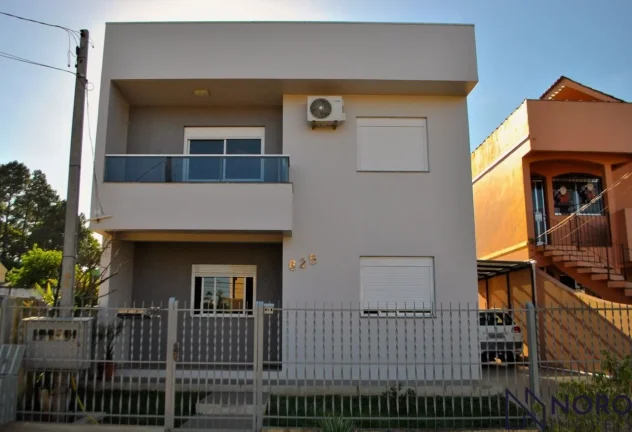 Imagem Casa de 3 Dormitórios sendo 2 Suítes, vaga para 2 carros com pátio.