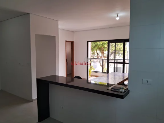 Imagem Casa sobreposta alta em Santos no bairro da Aparecida com varanda de frente na sala, 2 suítes e uma vaga de garagem a venda por R$ 830.000,00