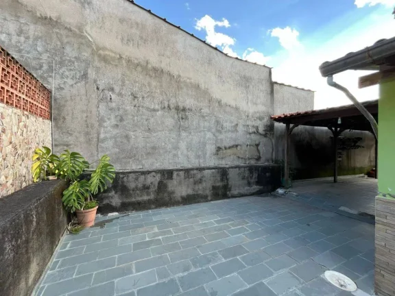Imagem Casa Ampla e Segura com Grande Área Externa e Horta – 3 Quartos e Vagas para 4 Carros!