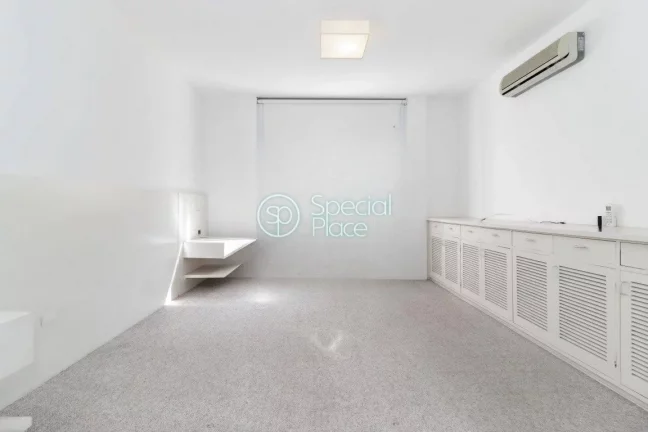 Imagem Cobertura duplex com 192m² localizada em uma rua pequena e tranquila, próxima do Shopping Iguatemi...
