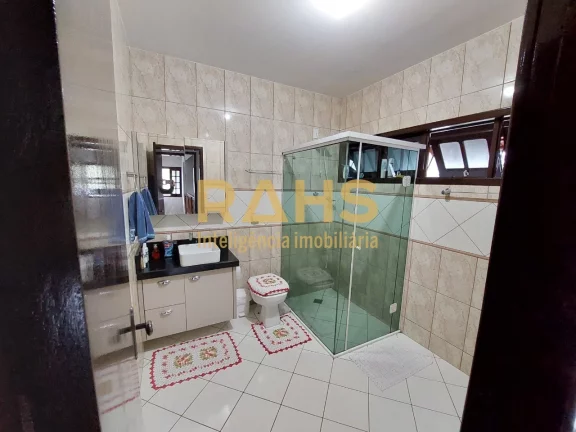 Imagem Lindo sobrado, totalmente averbado, com muito espaço e charme, sua área privativa de 175m² em um ...