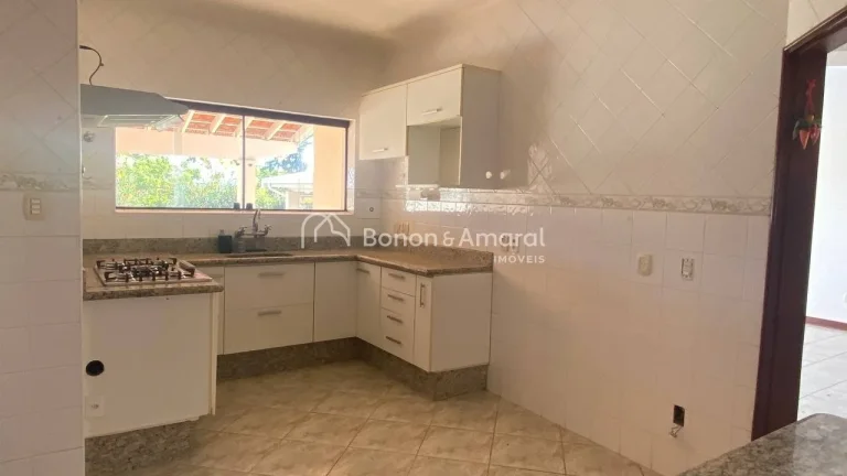 Imagem Casa térrea com 4 suítes, sendo a suíte principal com closet e hidromassagem, além de mezanino c...