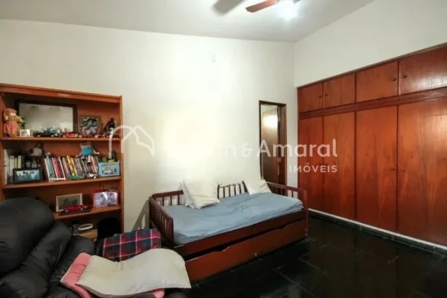 Imagem Imóvel amplo à venda com 4 quartos, sendo 3 suítes, e 5 banheiros no total. Este imóvel está be...