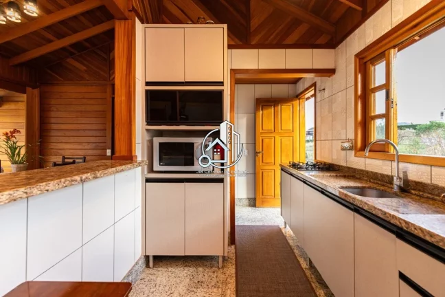 Imagem Casa de Madeira em Garapeira | 200m² | 2 Quartos (1 Suíte) | Terreno 3.561m² | Condomínio Fechad...