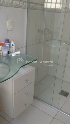 Imagem Linda chácara térrea em condomínio de chácaras, com construção nova e arquitetura moderna. A c...
