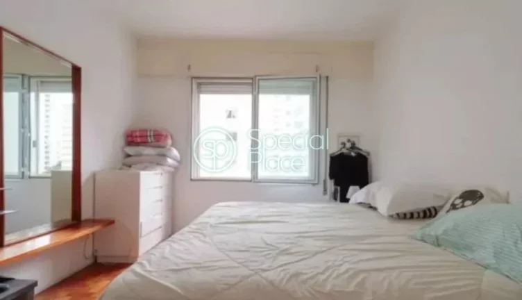 Imagem Apto com pé direito alto e living rico em iluminação natural. Perfeito para reformar e deixar os ...
