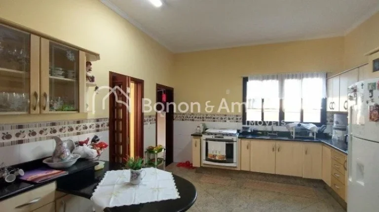 Imagem Aconchegante casa Ã  venda no condomÃ­nio EstÃ¢ncia ParaÃ­so. 

A residÃªncia possui Ã¡rea de 380 mÂ...