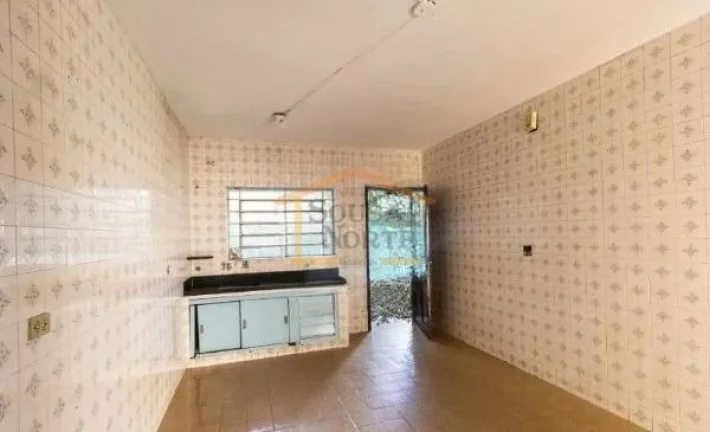 Imagem Sobrado espaçosa com 298m², 3 dormitórios, 2 banheiros e 3 vagas de garagem. Quintal na frente e ...