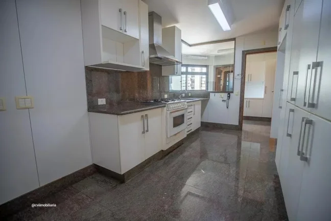 Imagem Este espaçoso apartamento de 336 metros quadrados oferece o equilíbrio perfeito entre conforto e p...