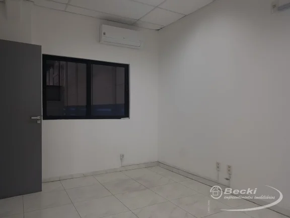 Imagem Galpão 1.500m² com Doca para Alugar em Joinville – Becki