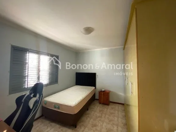 Imagem O imóvel possui 300 m² de terreno e 308 m² de área construída, com 3 dormitórios, sendo uma su...