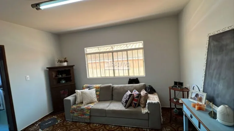 Imagem Casa à venda no bairro Vila Olímpica, Uberaba - 3 dormitórios, suíte, sacada e quintal!