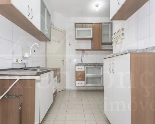 Imagem Apartamento com living para 02 ambientes, piso de tacos, 03 dormitórios, armários embutidos, banhe...
