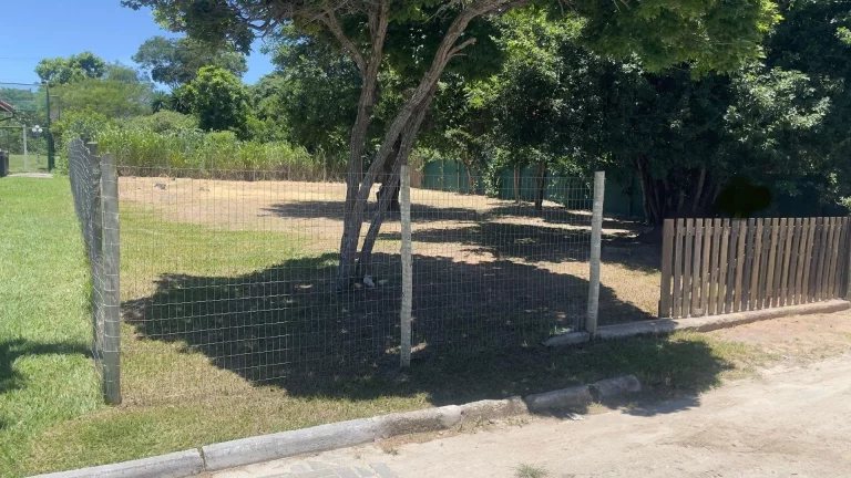 Imagem Terreno de 450m² em Condomínio Fechado: Cercado, Limpo e Plano, Pronto para Construir
