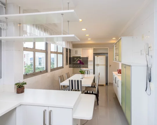 Imagem SINÔNIMO DE MORAR BEM APARTAMENTO 411,00 M 4 SUÍTES SALA 4 AMBIENTES TERRAÇO VISTA EXUBERANTE COZINHA IMÓVEL REPLETO DE ARMÁRIOS 3 VAGAS LAZER